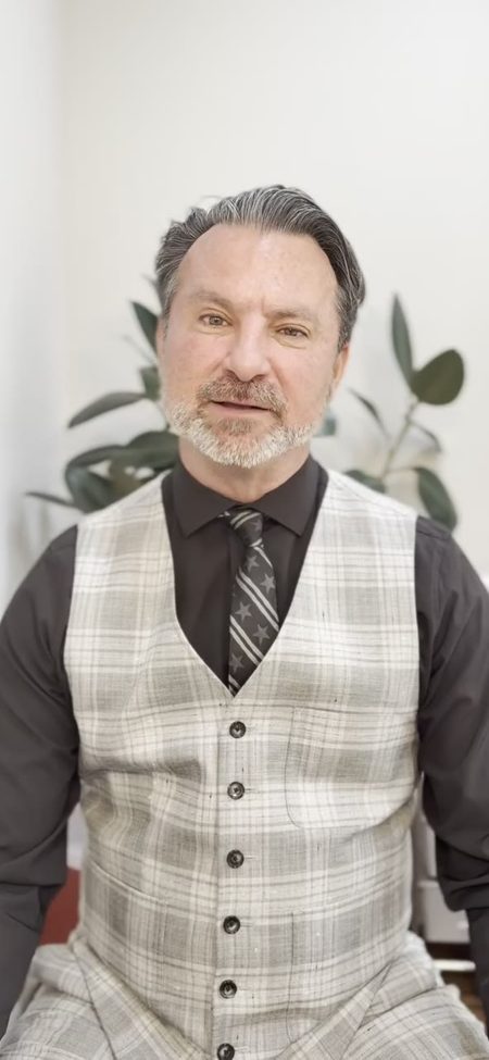 A client recording a video review on his phone in the Reviews app